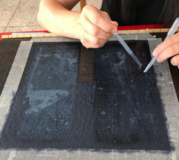 修復中的古籍封面 修復中的古籍封面