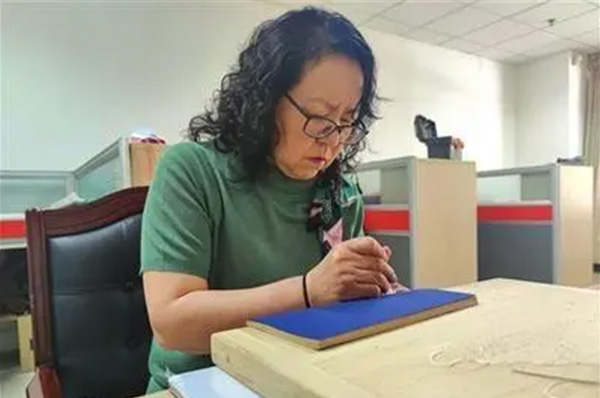 寧夏圖書館的古籍修復(fù)師尹光華 寧夏圖書館的古籍修復(fù)師尹光華