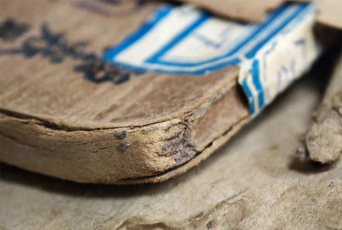 嚴重酸化損毀的紙質文獻 嚴重酸化損毀的紙質文獻