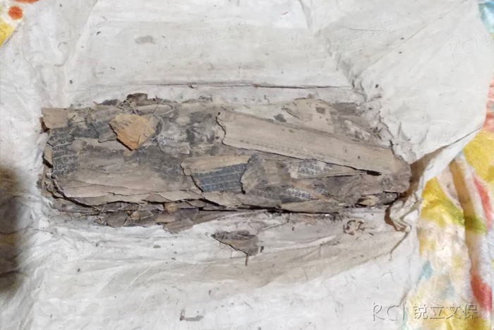 酸化損毀嚴重的藏文古經卷 酸化損毀嚴重的藏文古經卷